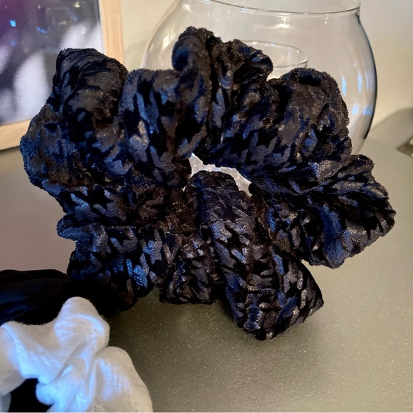 NWOT 6" XL Jumbo Scrunchie Velvet Houndstooth Bundle Thick Hair - Picture 1 of 6